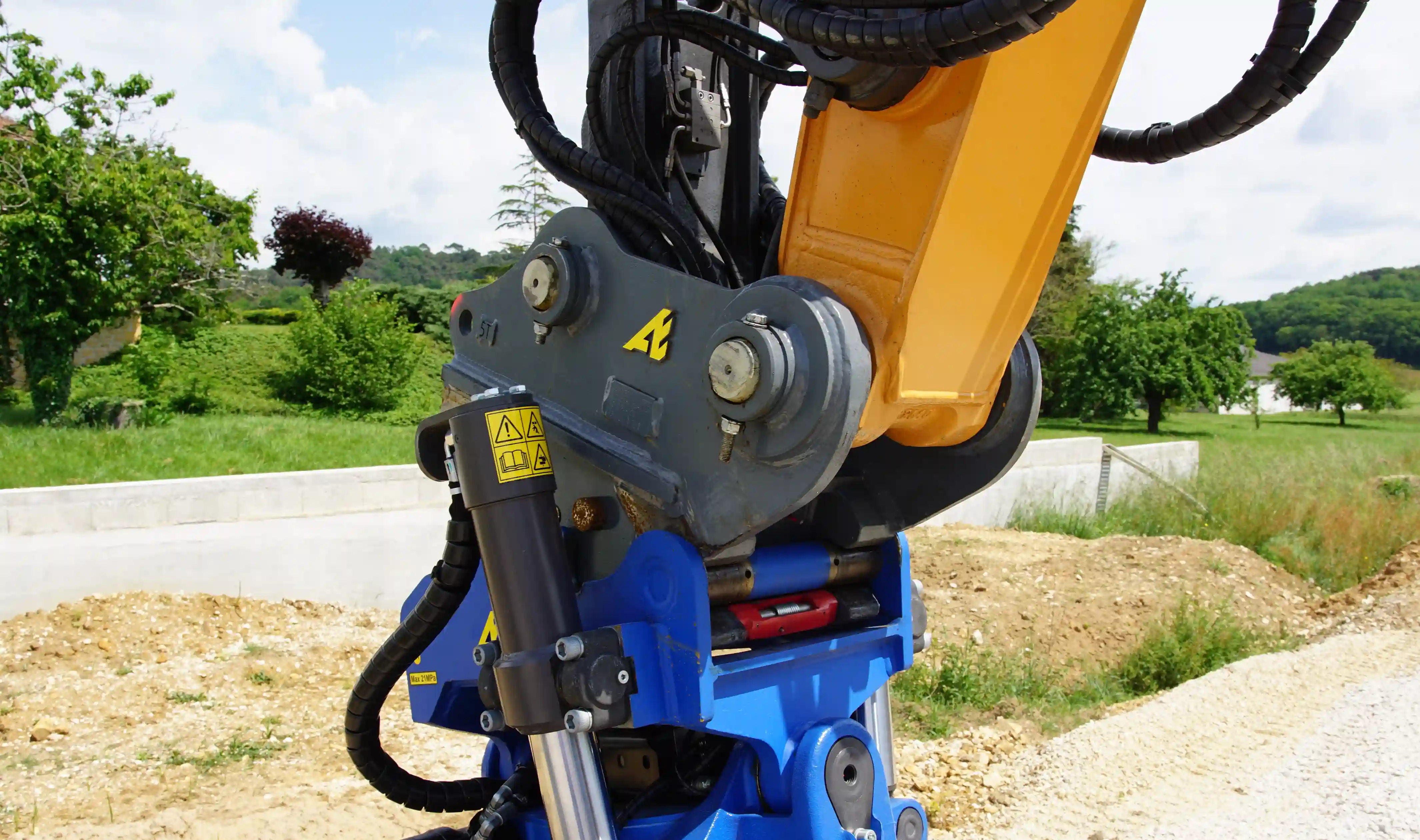 Attache AIO Arden Equipment Arden Equipment All-In-One attachment mounted hydraulically on an excavator.