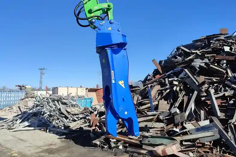 &Scaron;rotov&aacute; nožnica Arden Equipment v akcii na recyklačnom stavenisku, strihaj&uacute;ca a manipuluj&uacute;ca kovov&eacute; diely.