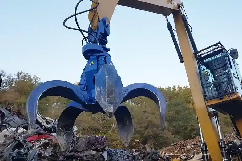 Arden Equipment grapple Arden Equipment grapple used on a recycling site to grab, sort, and load metal waste, ideal for handling and scrap recovery operations.