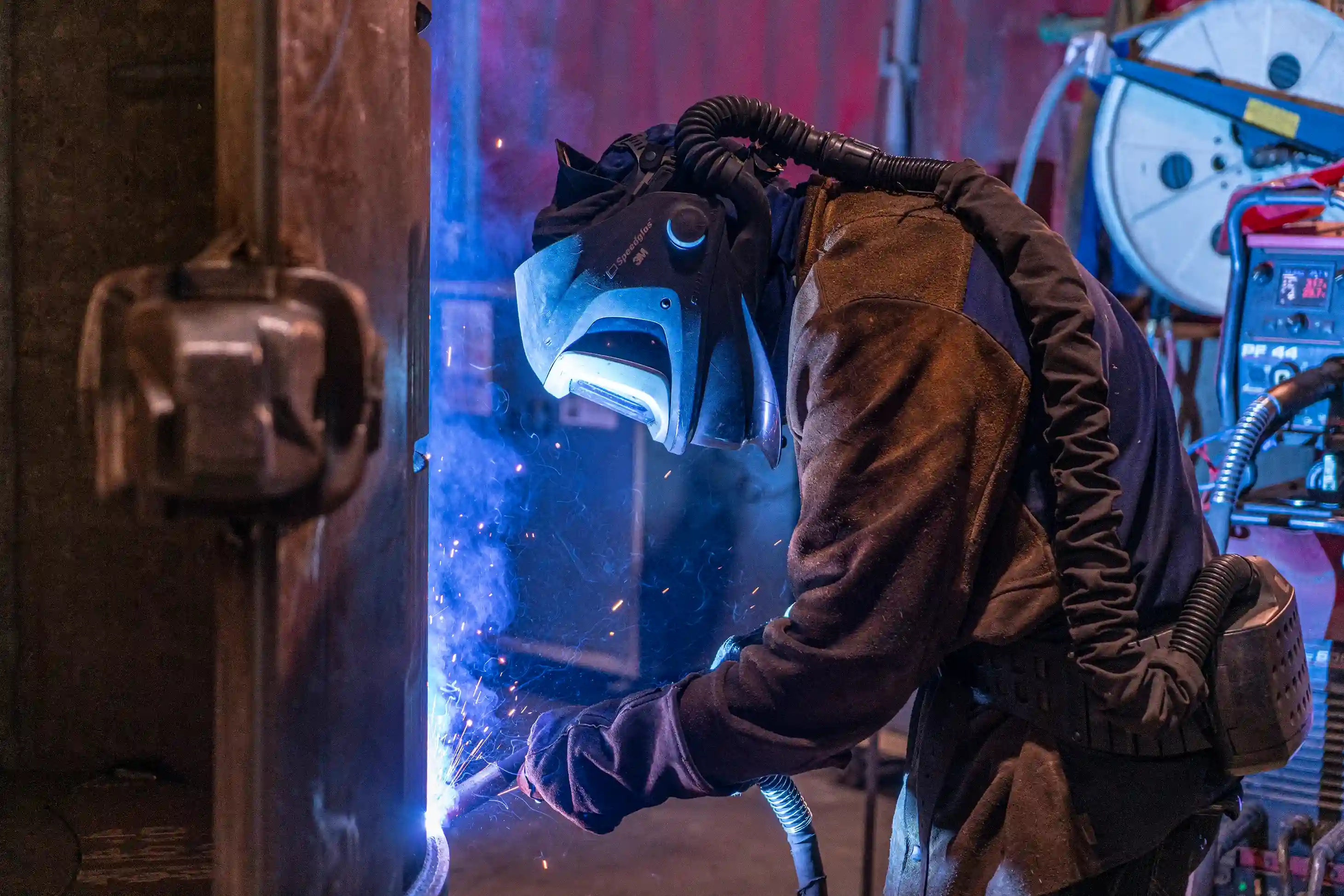 Soudeur Arden Equipment Soudeur réalisant une soudure