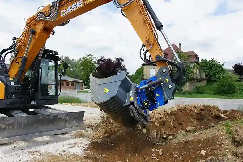 Godet squelette Arden Equipment Pelle équipée d’un godet squelette Arden Equipment pour le tri des matériaux et le nettoyage de chantier.
